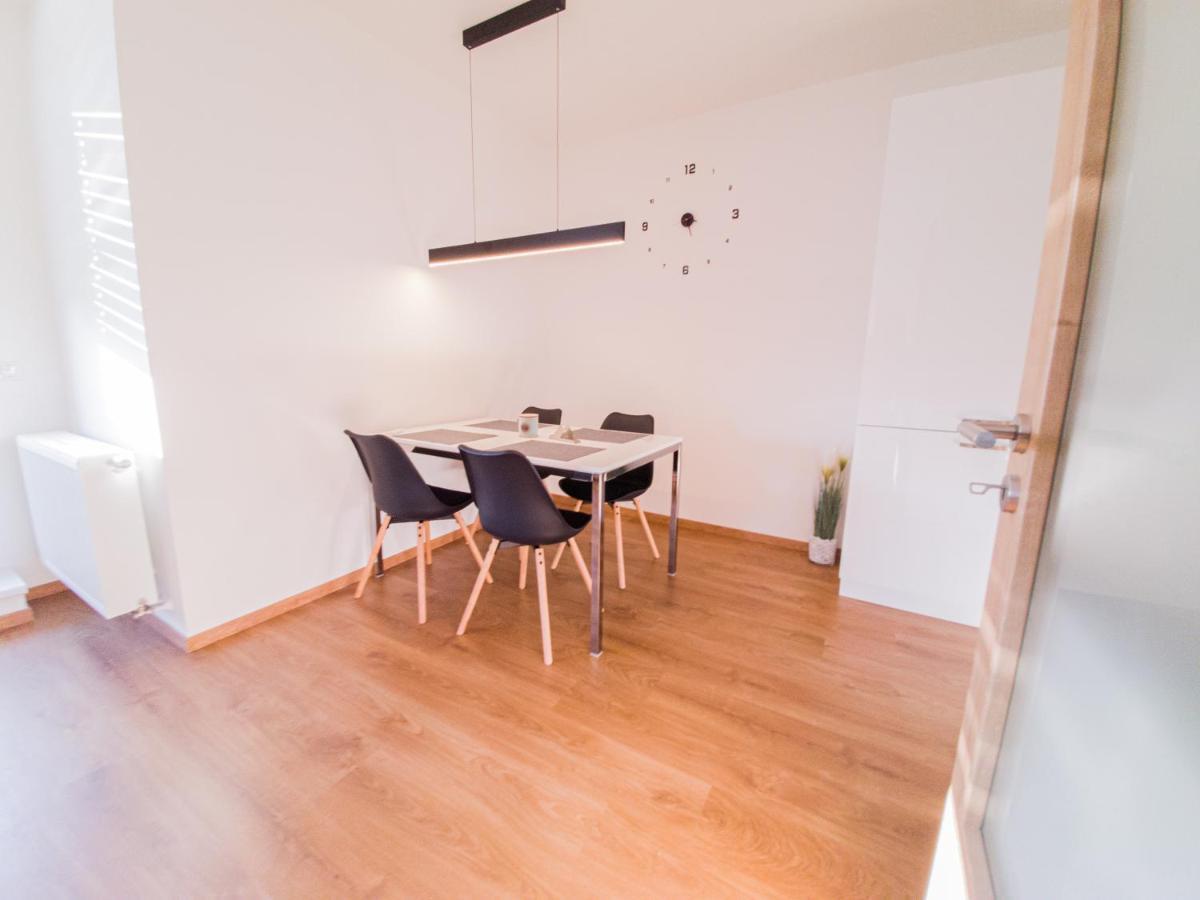 Апартаменты Modern Flat With Large Terrace Градец-Кралове Экстерьер фото